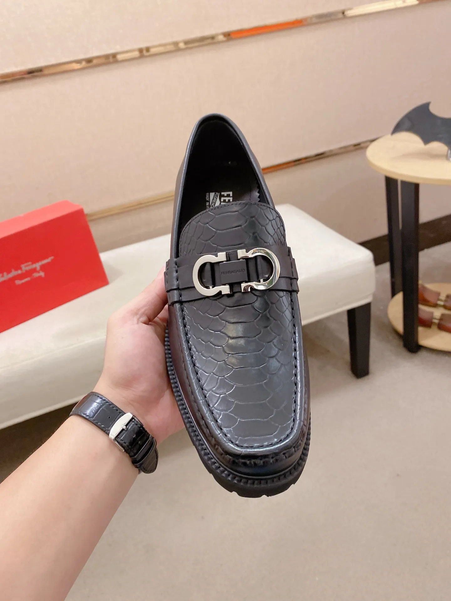 Men's shoes💰: 560💰 High version Ferragamo quality! 🆕🆕Exclusive hot-selling products in stock🔥🔥New products on the shelves, high-quality shoes, high-end driving shoes, with complete packaging! 💪 💪 Material: imported patented cowhide 🐂 + imported high-quality water-dyed cowhide lining + wear-resistant outsole 👍🏻👍🏻 Features: high-end and comfortable, purely handmade 🚀 🚀 Create the perfect shoes that suit you best 🔥 🔥 Size: (38-44) Can be customized 45 non-returnable!
